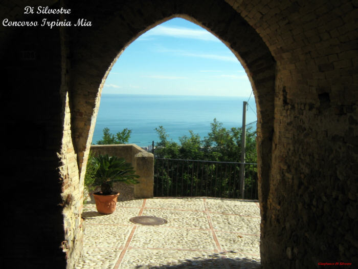 Una cornice sul mare