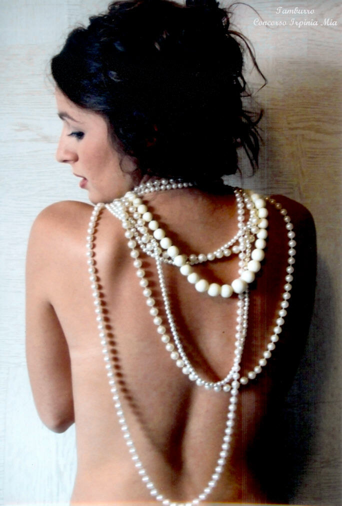 Ragazza con collana